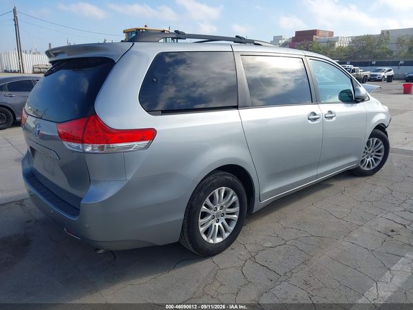 2013 TOYOTA SIENNA XLE V6 8 PASSENGER — I4