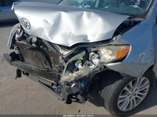 2013 TOYOTA SIENNA XLE V6 8 PASSENGER — I6