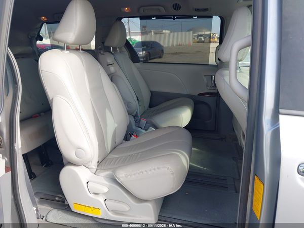 2013 TOYOTA SIENNA XLE V6 8 PASSENGER — I8
