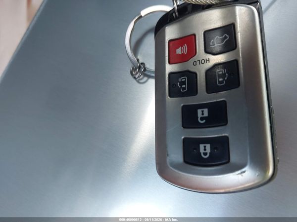 2013 TOYOTA SIENNA XLE V6 8 PASSENGER — I11