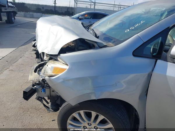 2013 TOYOTA SIENNA XLE V6 8 PASSENGER — I86