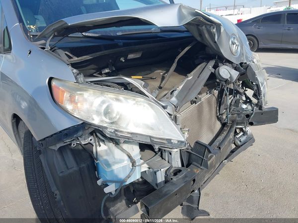 2013 TOYOTA SIENNA XLE V6 8 PASSENGER — I88