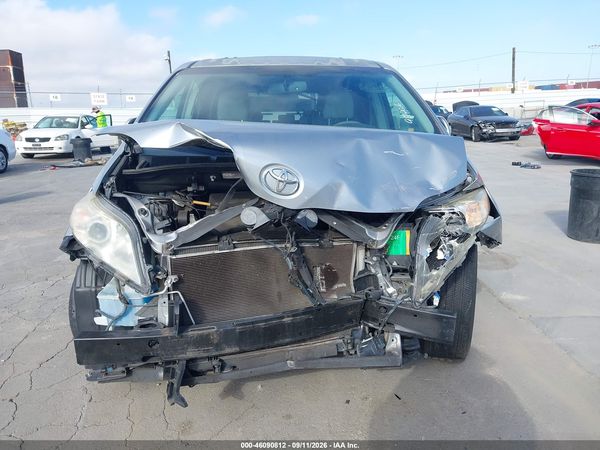 2013 TOYOTA SIENNA XLE V6 8 PASSENGER — I115