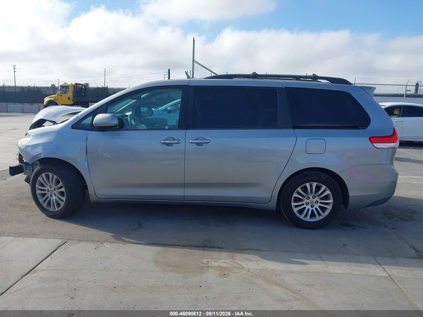 2013 TOYOTA SIENNA XLE V6 8 PASSENGER — I117