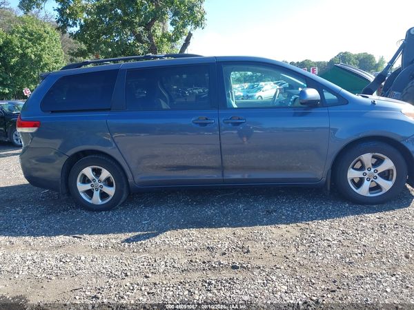2013 TOYOTA SIENNA LE V6 8 PASSENGER