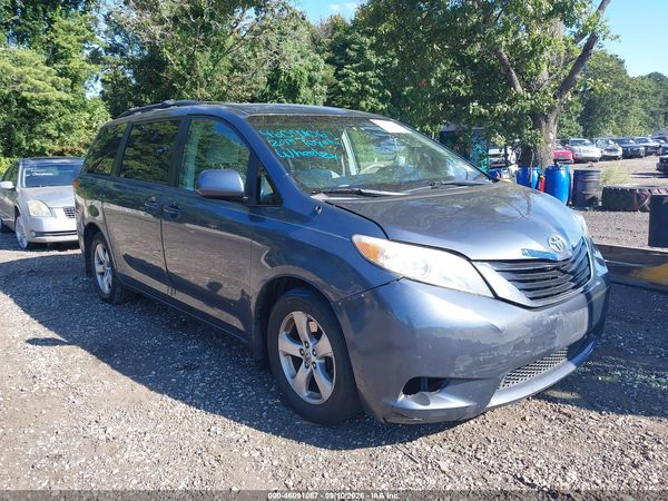 2013 TOYOTA SIENNA LE V6 8 PASSENGER