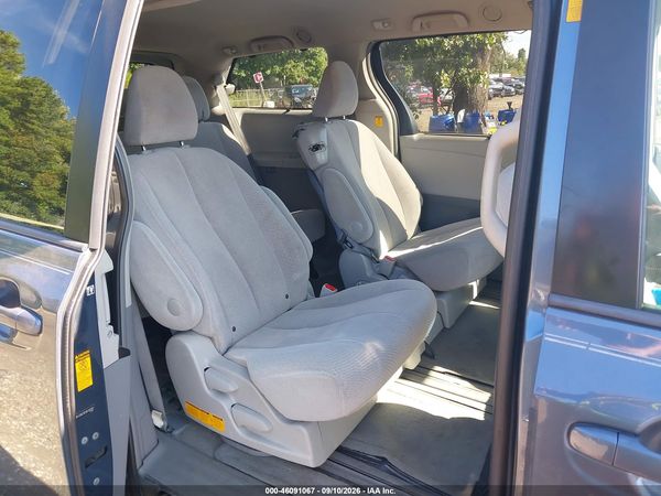 2013 TOYOTA SIENNA LE V6 8 PASSENGER
