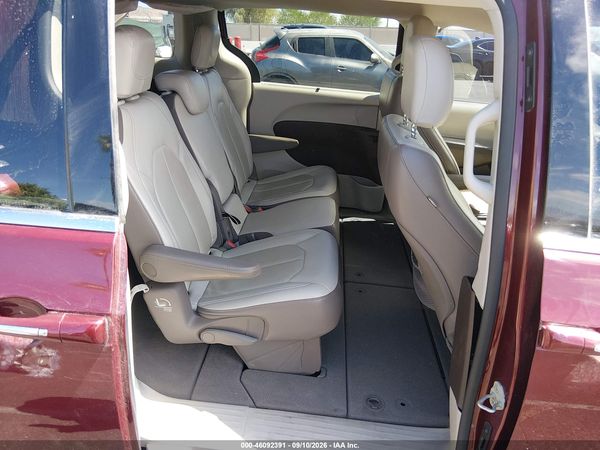 2018 CHRYSLER PACIFICA TOURING L — I8