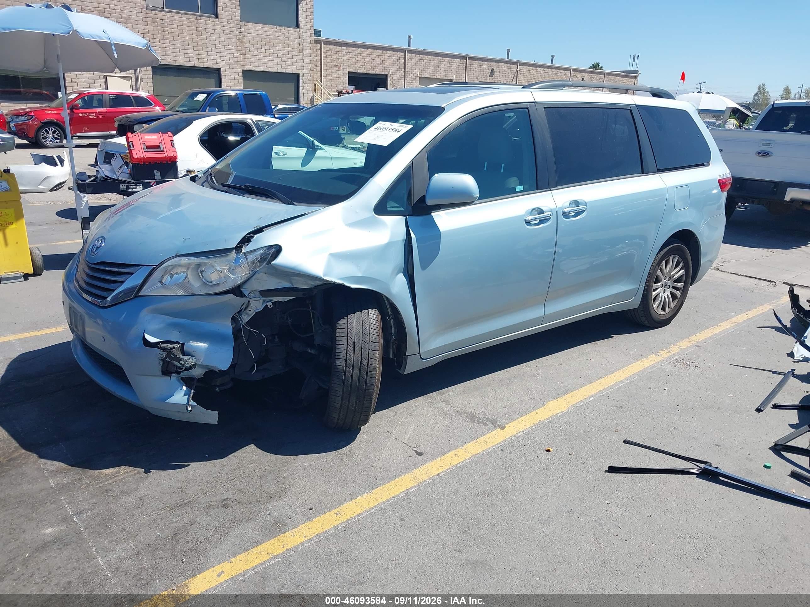 2017 TOYOTA SIENNA XLE 8 PASSENGER — I2