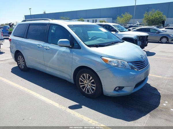 2017 TOYOTA SIENNA XLE 8 PASSENGER — I1