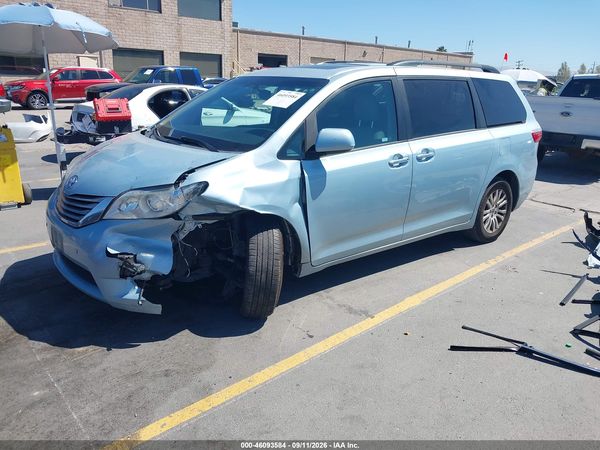 2017 TOYOTA SIENNA — I2