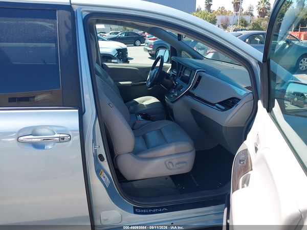 2017 TOYOTA SIENNA XLE 8 PASSENGER — I5