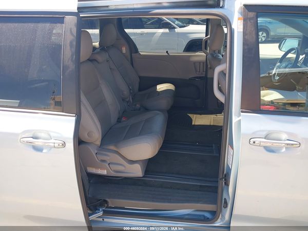 2017 TOYOTA SIENNA XLE 8 PASSENGER — I8