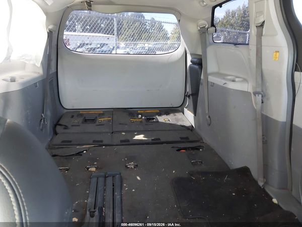 2012 TOYOTA SIENNA SE 8 PASSENGER — I8