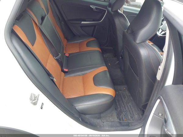 2016 VOLVO V60 CROSS COUNTRY T5 — I8