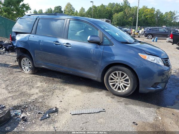 2017 TOYOTA SIENNA XLE 8 PASSENGER — I1
