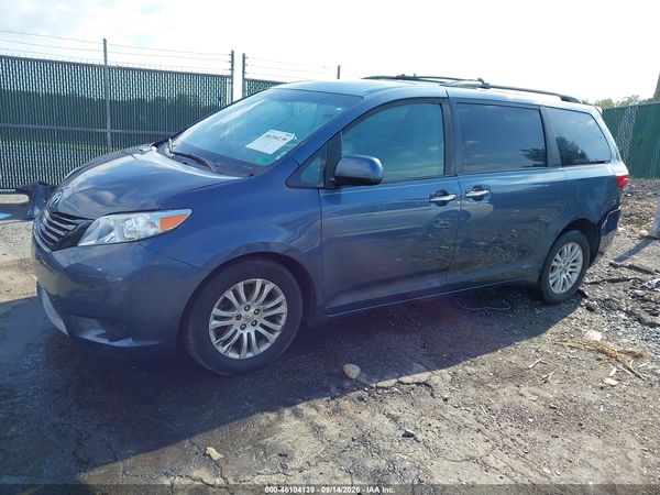 2017 TOYOTA SIENNA — I2