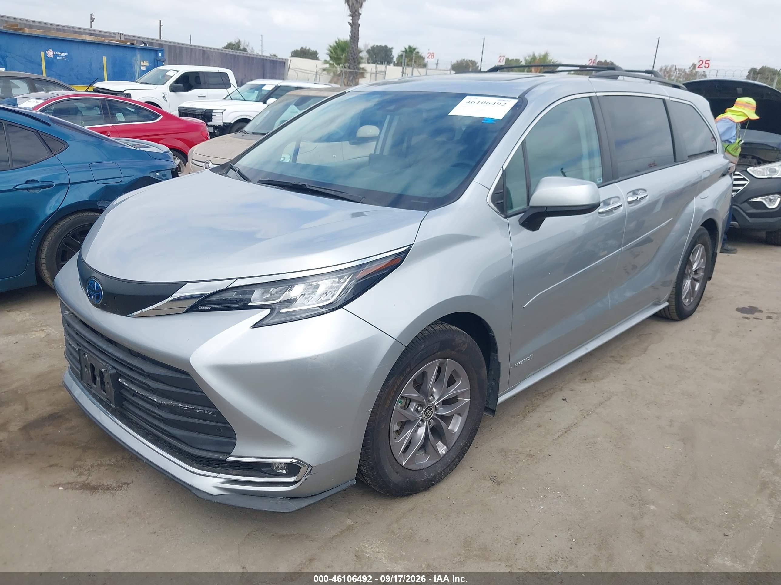 2021 TOYOTA SIENNA XLE — I2
