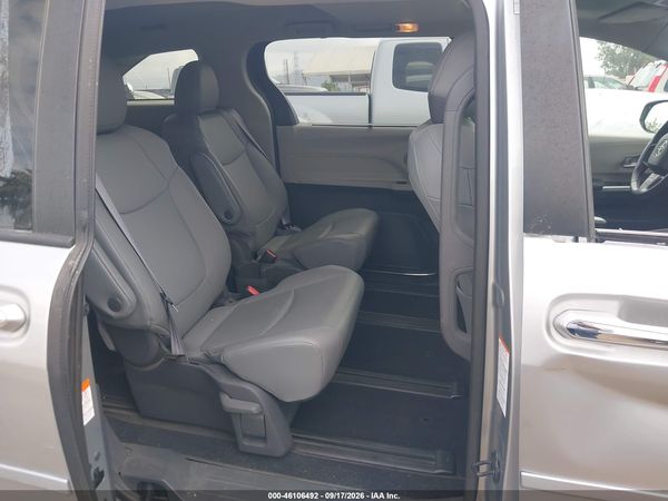 2021 TOYOTA SIENNA XLE — I8