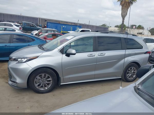 2021 TOYOTA SIENNA XLE — I117