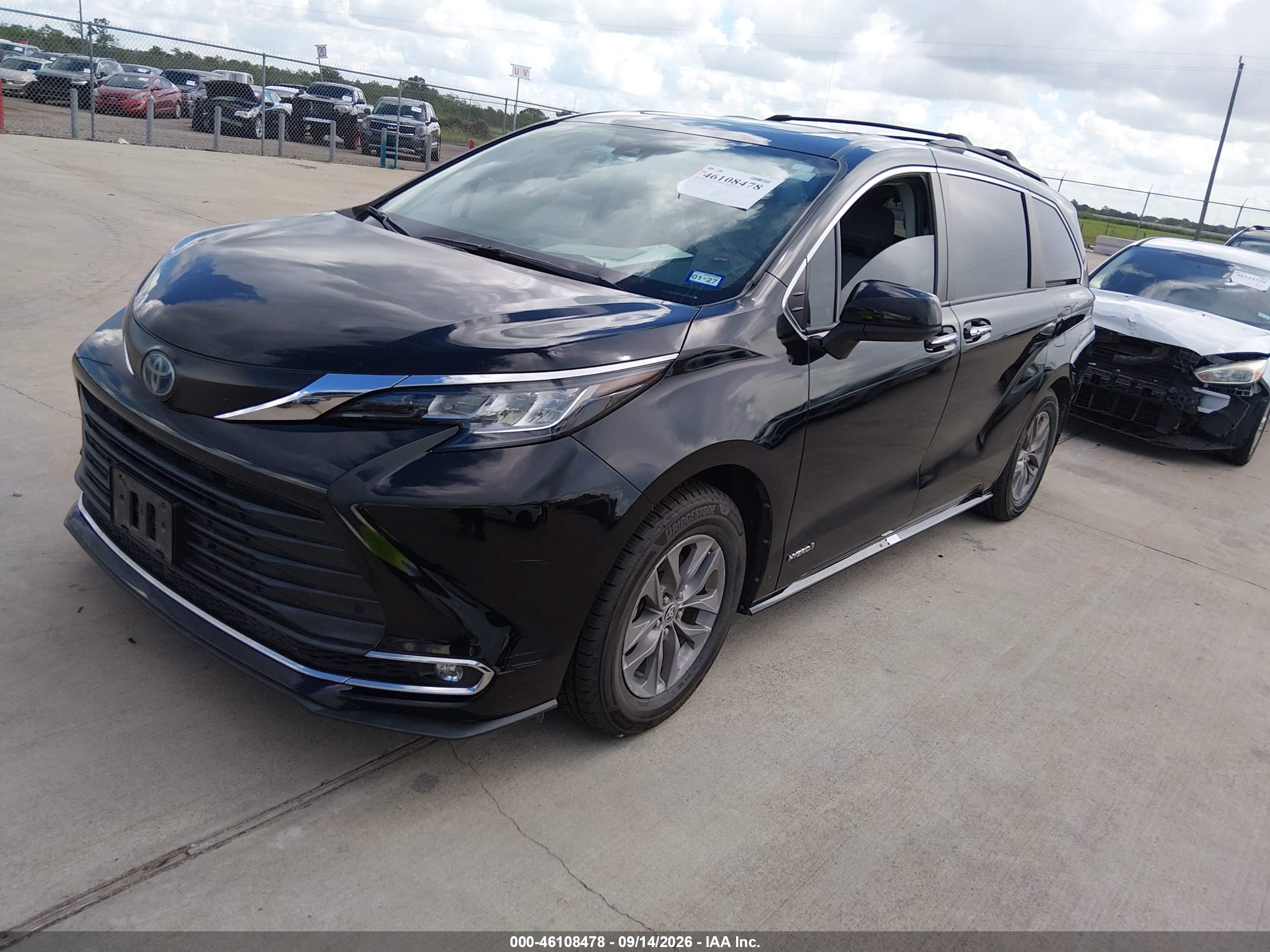 2021 TOYOTA SIENNA XLE — I2