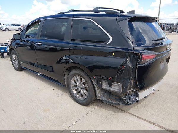 2021 TOYOTA SIENNA XLE — I3