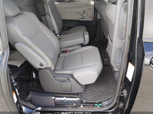 2021 TOYOTA SIENNA XLE — I8