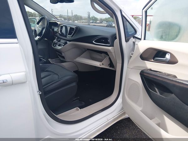 2019 CHRYSLER PACIFICA TOURING L — I5