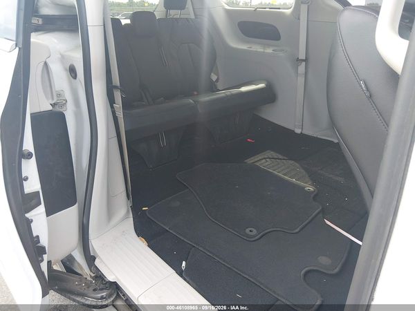 2019 CHRYSLER PACIFICA TOURING L — I8