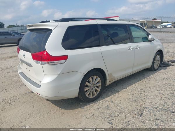 2013 TOYOTA SIENNA — I4