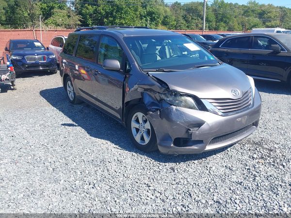 2015 TOYOTA SIENNA LE 8 PASSENGER — I1