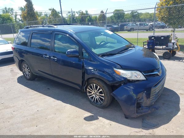 2018 TOYOTA SIENNA XLE 8 PASSENGER — I1