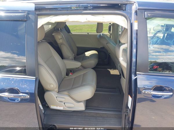 2018 TOYOTA SIENNA XLE 8 PASSENGER — I8