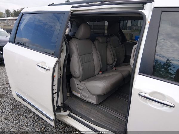 2015 TOYOTA SIENNA XLE PREMIUM 8 PASSENGER — I8