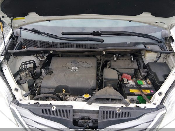 2015 TOYOTA SIENNA XLE PREMIUM 8 PASSENGER — I10