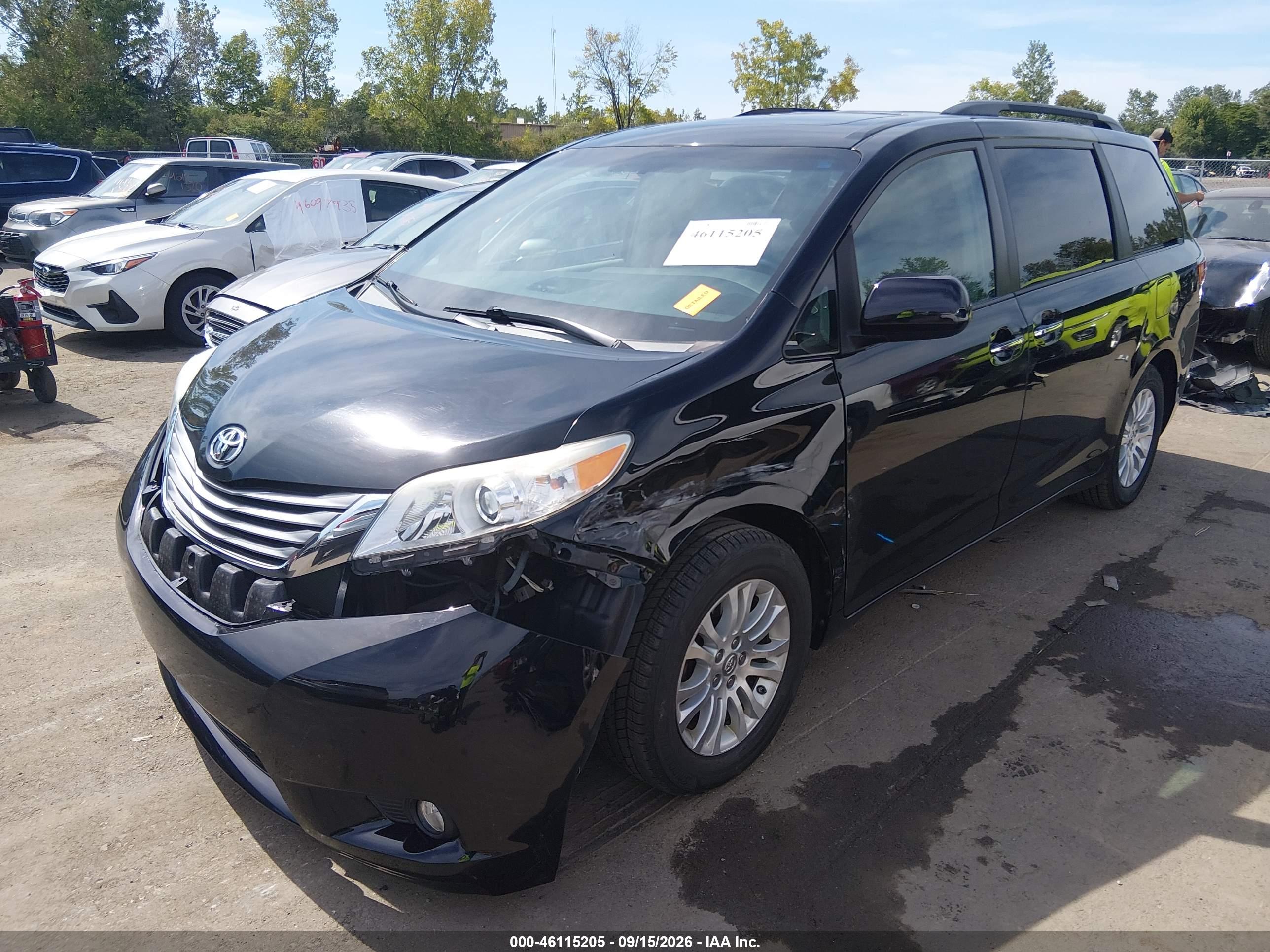 2015 TOYOTA SIENNA XLE 8 PASSENGER — I2