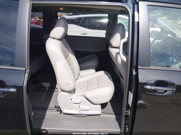 2015 TOYOTA SIENNA XLE 8 PASSENGER — I8