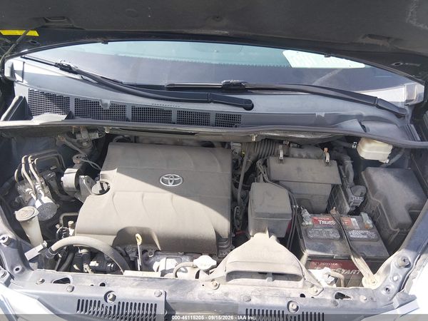 2015 TOYOTA SIENNA XLE 8 PASSENGER — I10