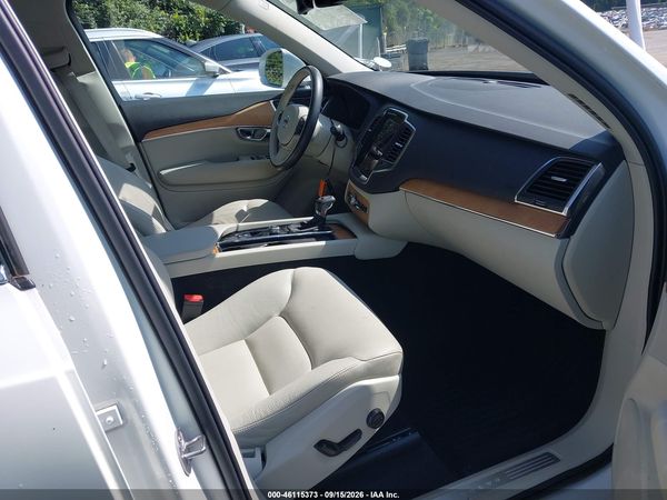 2022 VOLVO XC90 T5 MOMENTUM 7 PASSENGER — I5