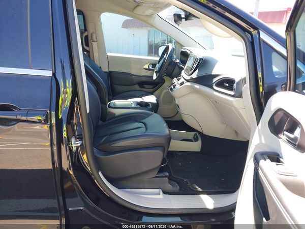 2024 CHRYSLER PACIFICA TOURING L — I5