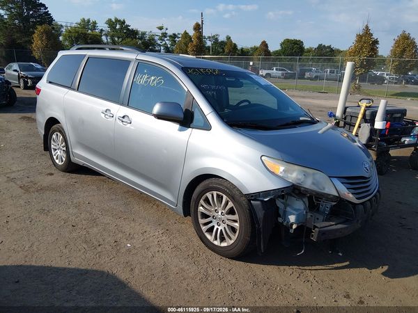 2015 TOYOTA SIENNA XLE 8 PASSENGER — I1