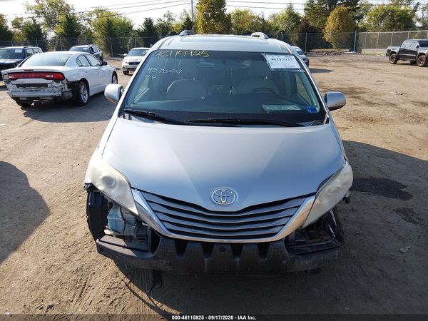 2015 TOYOTA SIENNA XLE 8 PASSENGER — I115