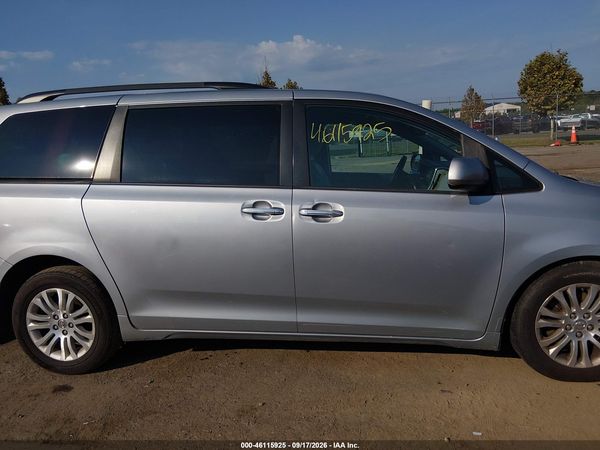 2015 TOYOTA SIENNA XLE 8 PASSENGER — I116