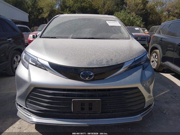 2025 TOYOTA SIENNA XLE — I6
