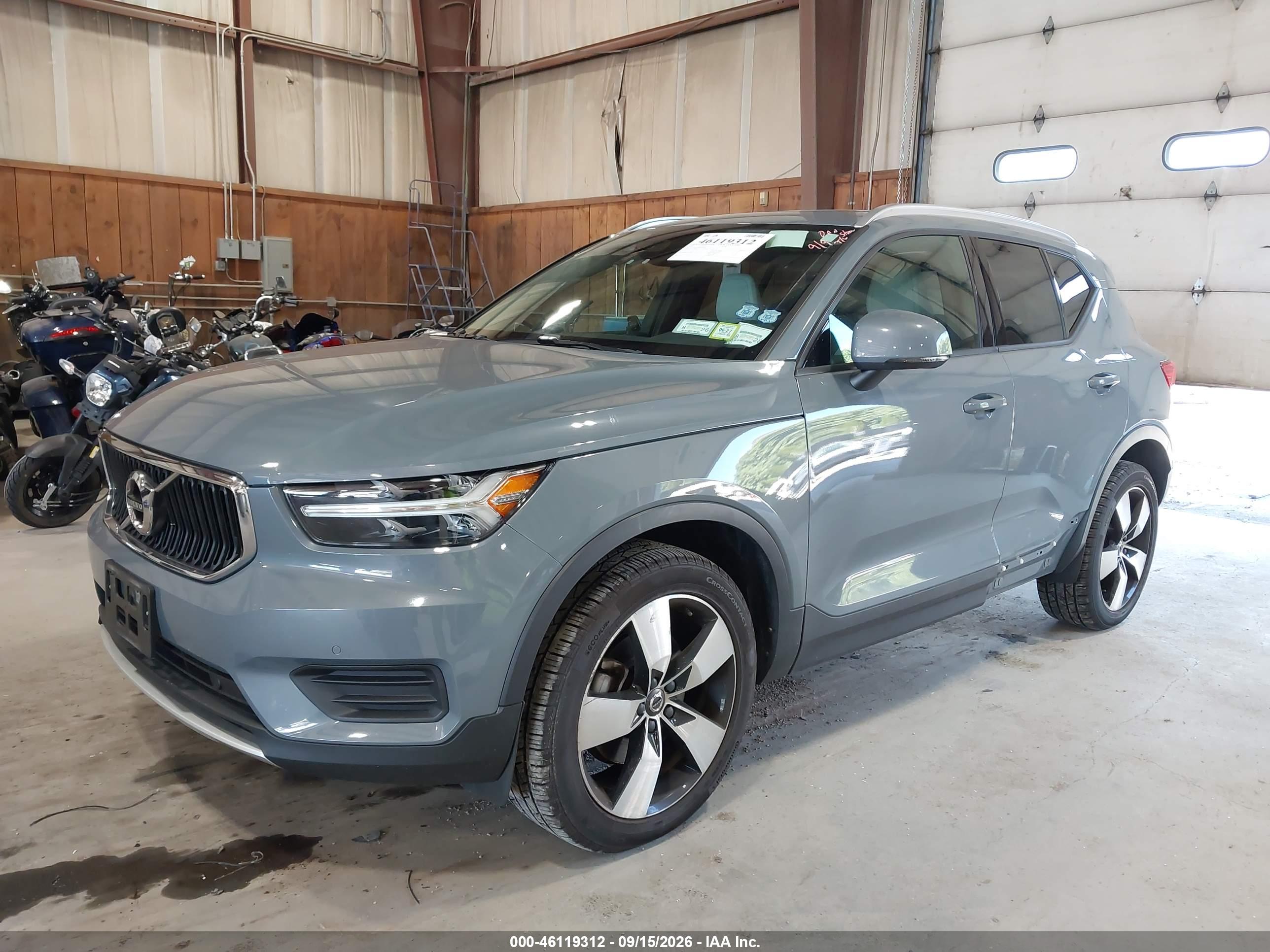 2020 VOLVO XC40 T5 MOMENTUM — I2