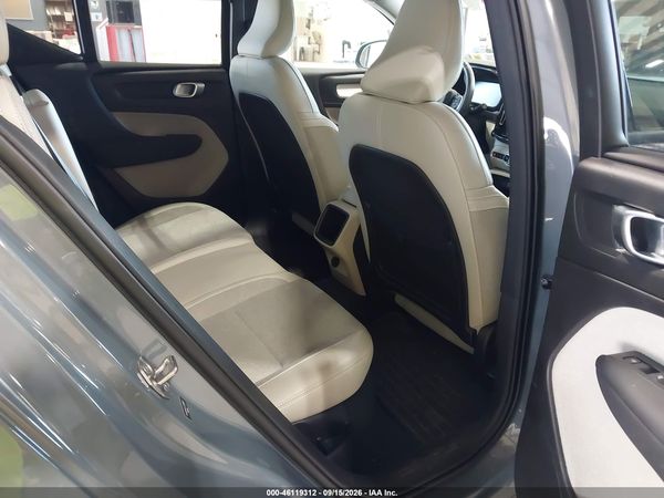 2020 VOLVO XC40 T5 MOMENTUM — I8