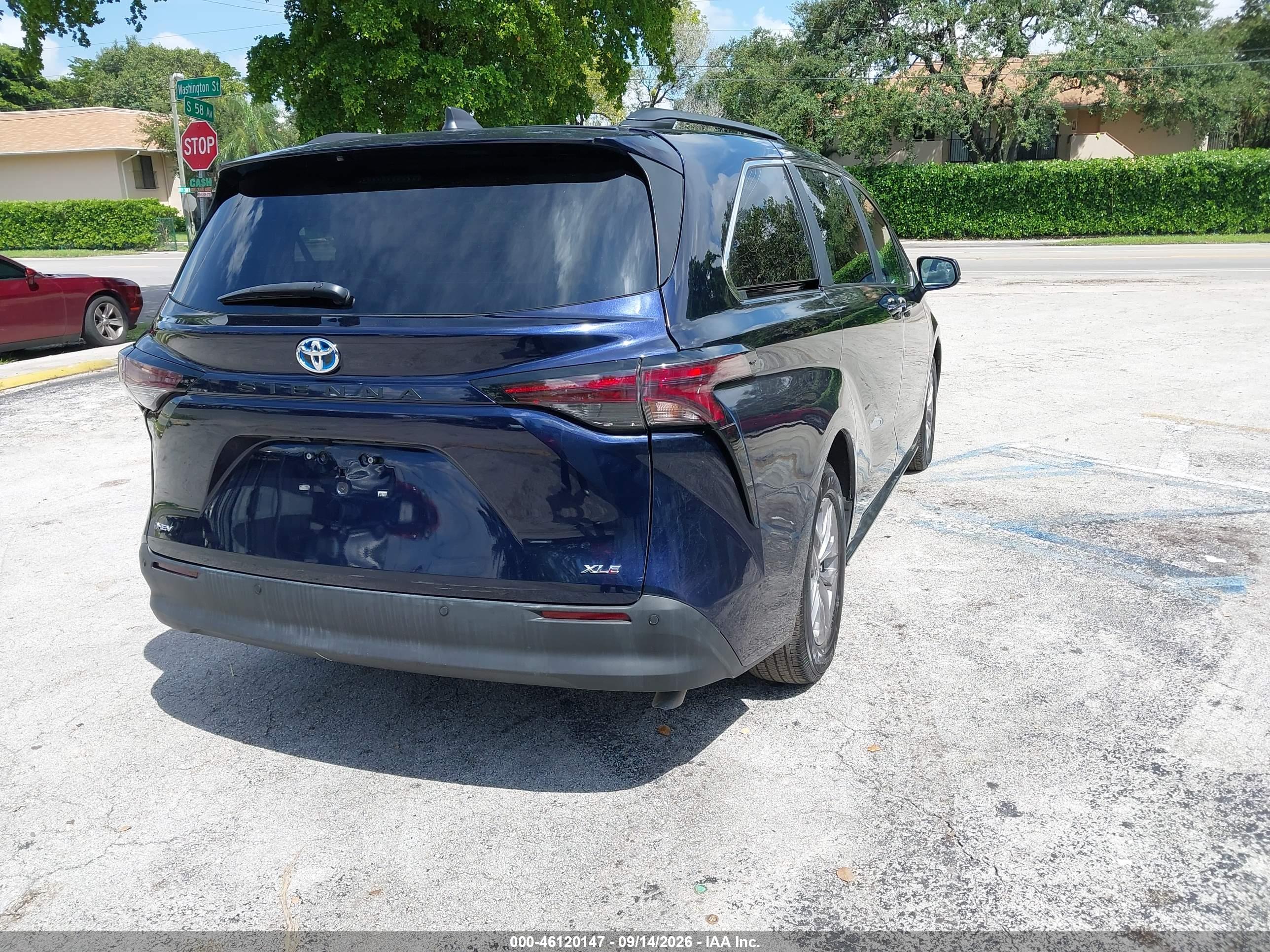 2025 TOYOTA SIENNA XLE