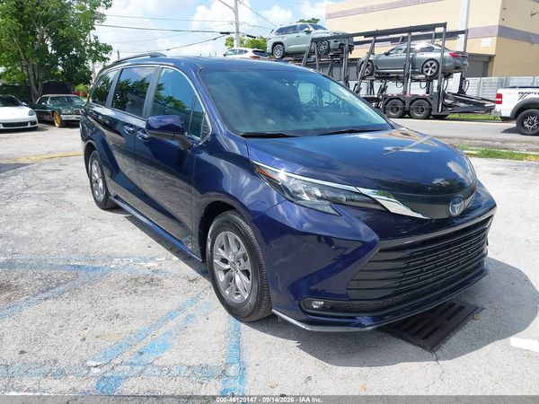 2025 TOYOTA SIENNA XLE