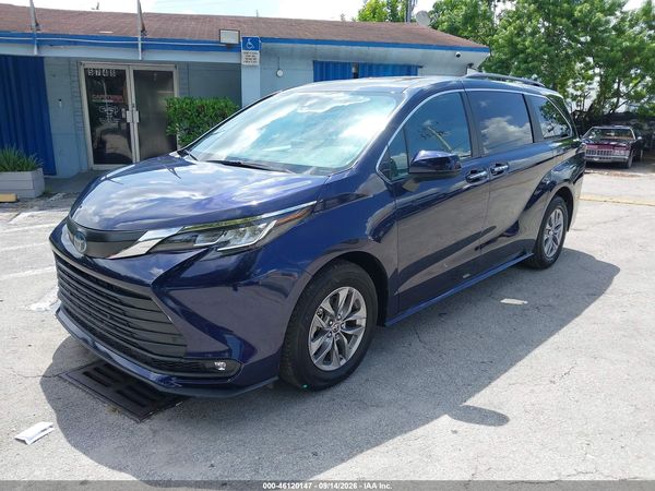 2025 TOYOTA SIENNA XLE