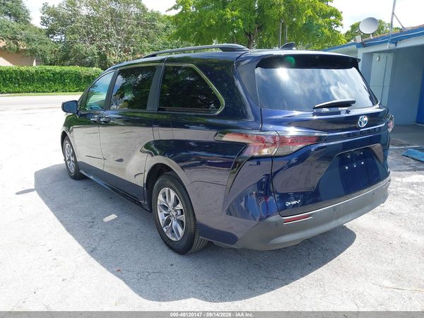 2025 TOYOTA SIENNA XLE
